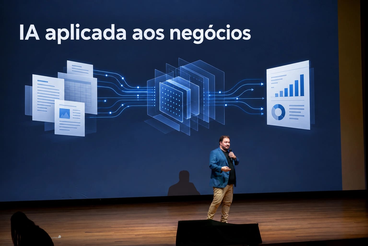 Fernando Maziero no palco; conteúdo da projeção adaptado para IA.