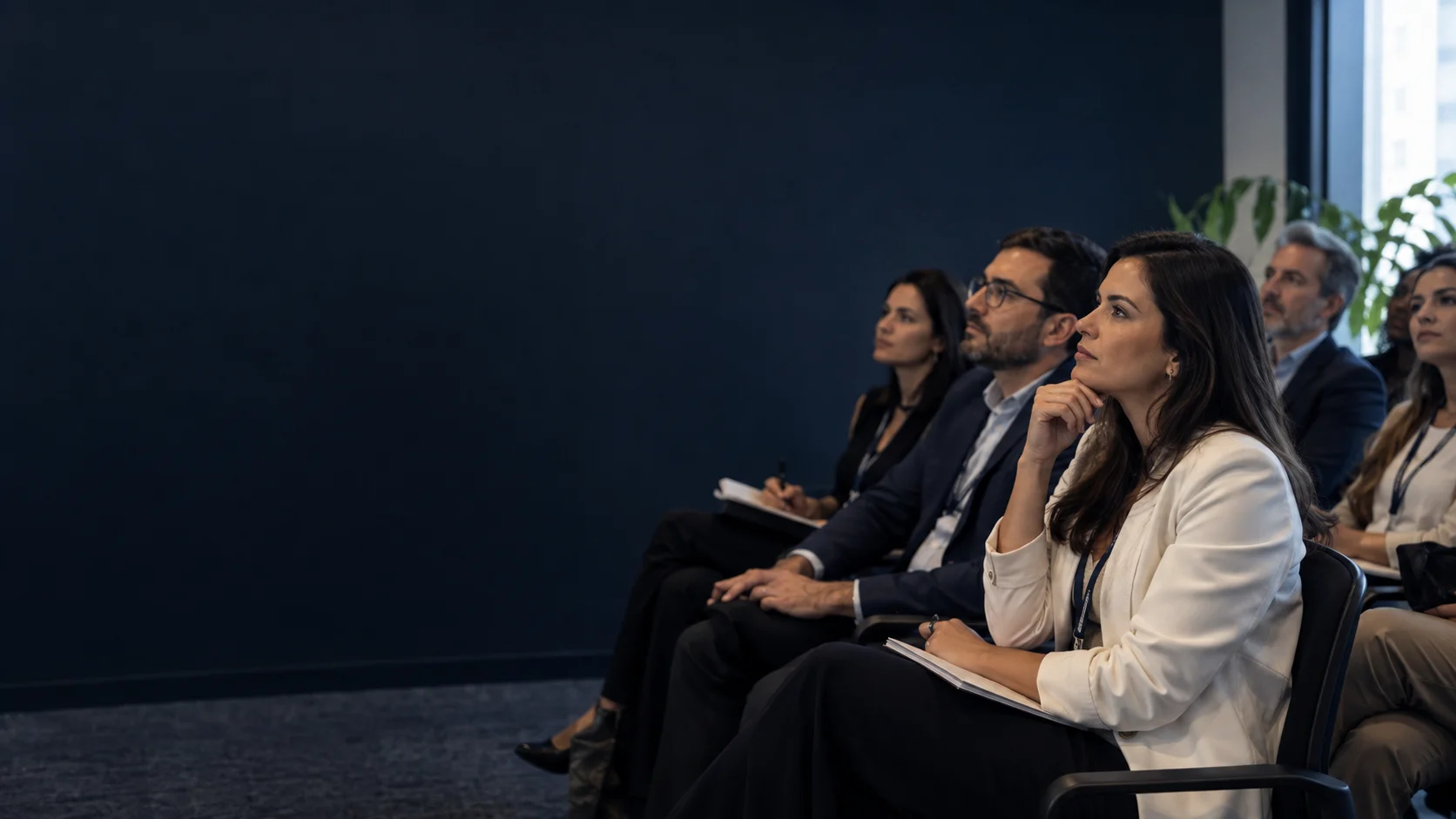 Público em um auditório para um encontro profissional.