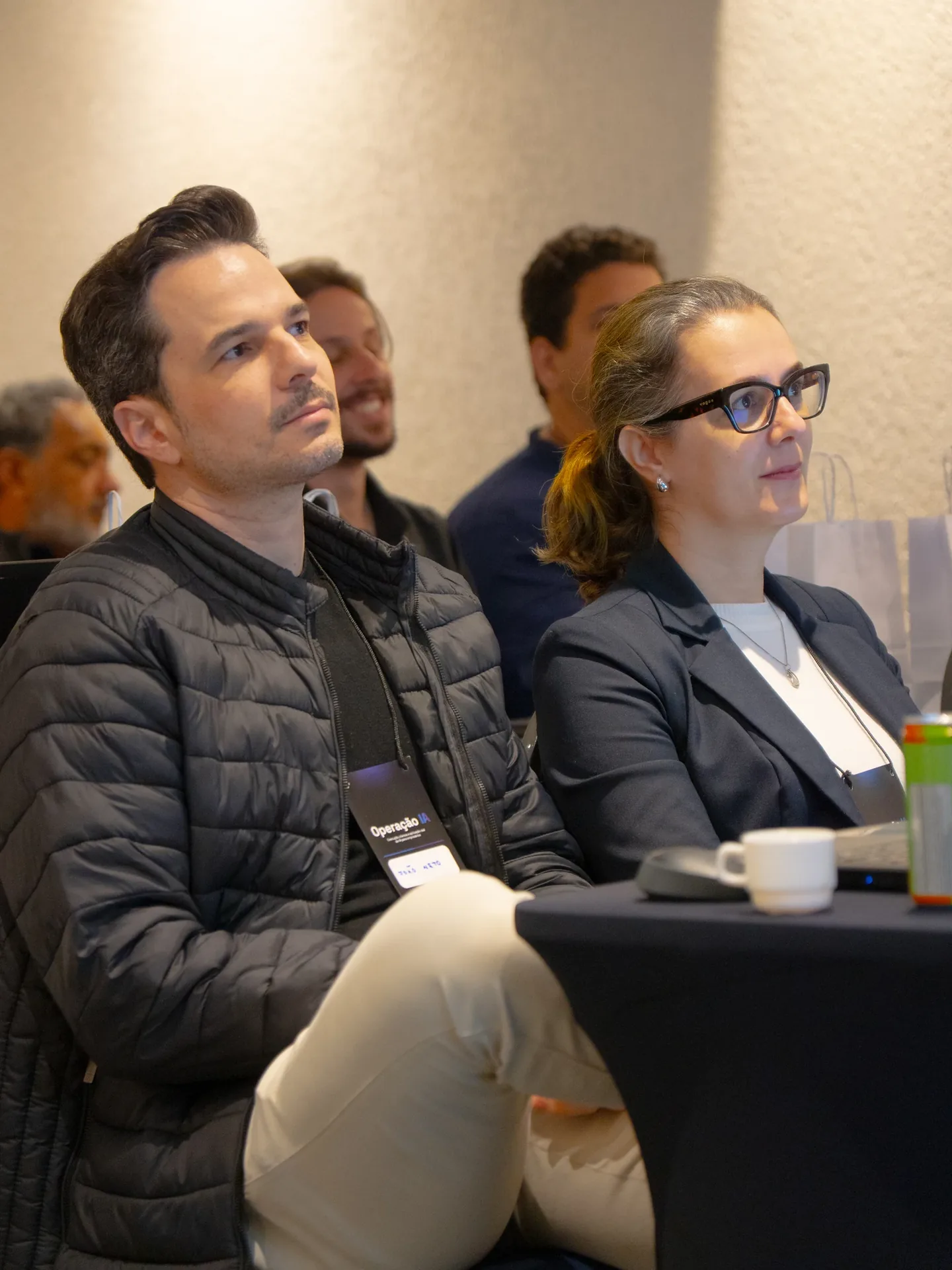 Participantes acompanhando uma apresentação na Operação IA.