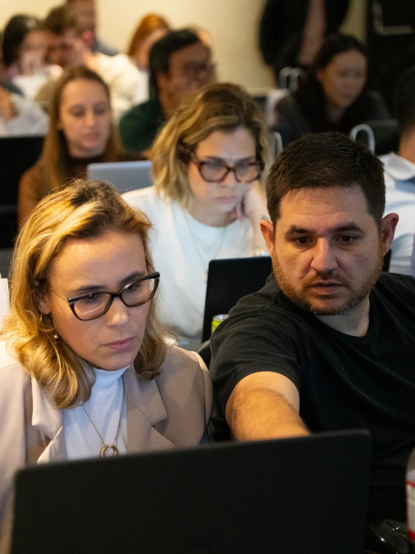 Participantes da Operação IA trabalhando juntos no notebook.